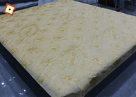 Сплетенная ткань тюфяка 100 полиэстера выстегивая связанная искривлением ткань покрынная золотом напечатанная картина